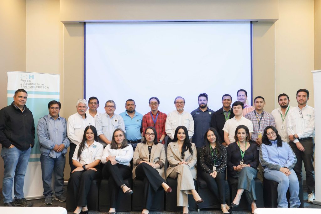 Entregan Diagnóstico del Estado del Ambiente Marino y Costero del Pacífico de Honduras a autoridades nacionales 1 diagnostico HN foto grupal
